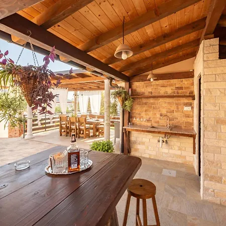 Nikolina Zadarvillas *