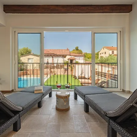 Nikolina Zadarvillas *