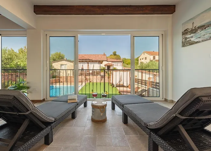 Nikolina Zadarvillas *