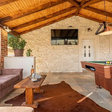 Nikolina Zadarvillas Vila *