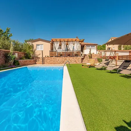 Nikolina Zadarvillas Vila *